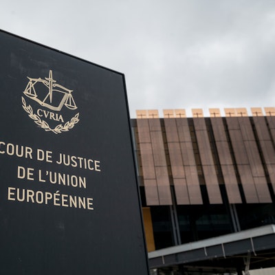 Das Foto zeigt ein Schild mit der Aufschrift "Cour de Justice de l'Union Européene" vor einem Gebäude des Europäischen Gerichtshofs (EuGH) in Luxemburg.
