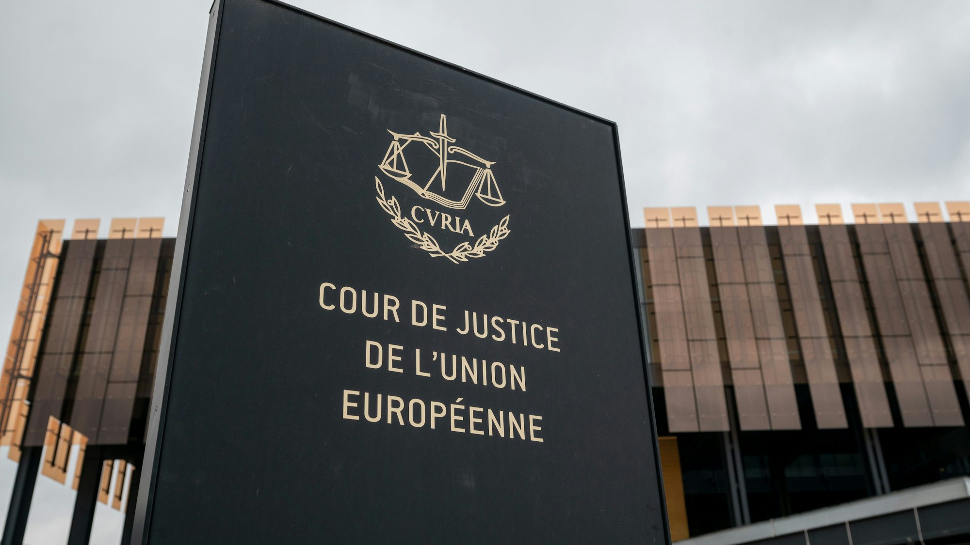 Das Foto zeigt ein Schild mit der Aufschrift "Cour de Justice de l'Union Européene" vor einem Gebäude des Europäischen Gerichtshofs (EuGH) in Luxemburg.