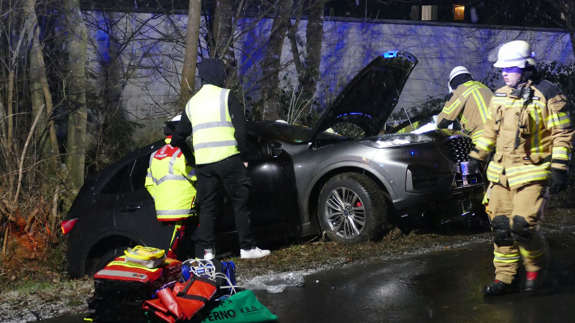 Ein Unfallauto liegt im Graben.