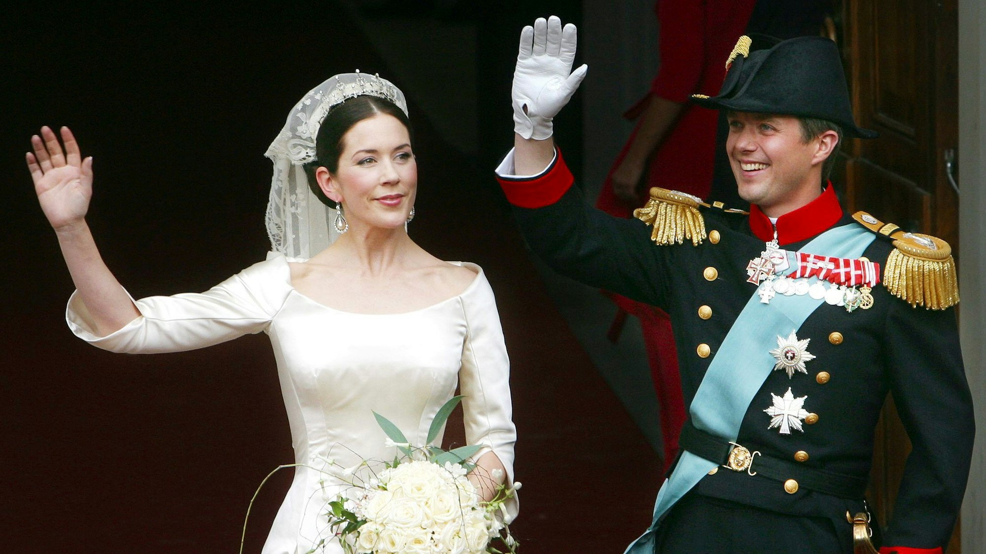 Der dänische Kronprinz Frederik und seine Frau Kronprinzessin Mary winken der Menge nach ihrer Trauung in der Marienkirche in Kopenhagen am Freitag, dem 14. Mai 2004.