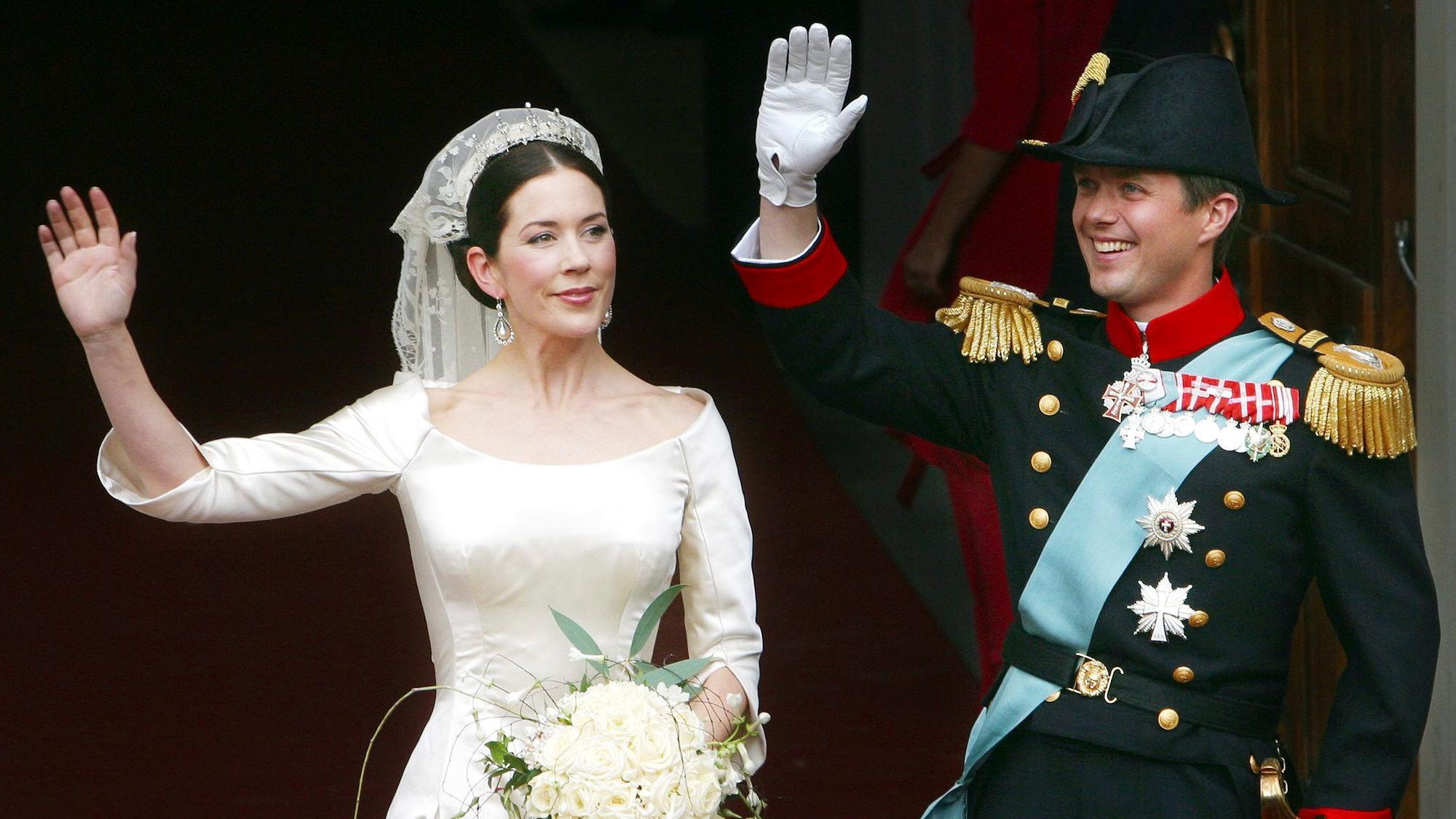 Der dänische Kronprinz Frederik und seine Frau Kronprinzessin Mary winken der Menge nach ihrer Trauung in der Marienkirche in Kopenhagen am Freitag, dem 14. Mai 2004.