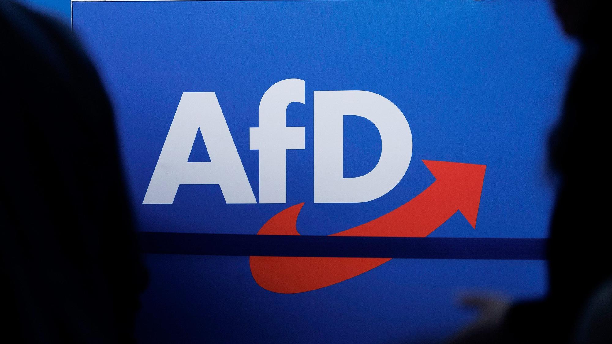 Das Parteilogo ist beim AfD-Bundesparteitag in der Magdeburger Messe zu sehen.