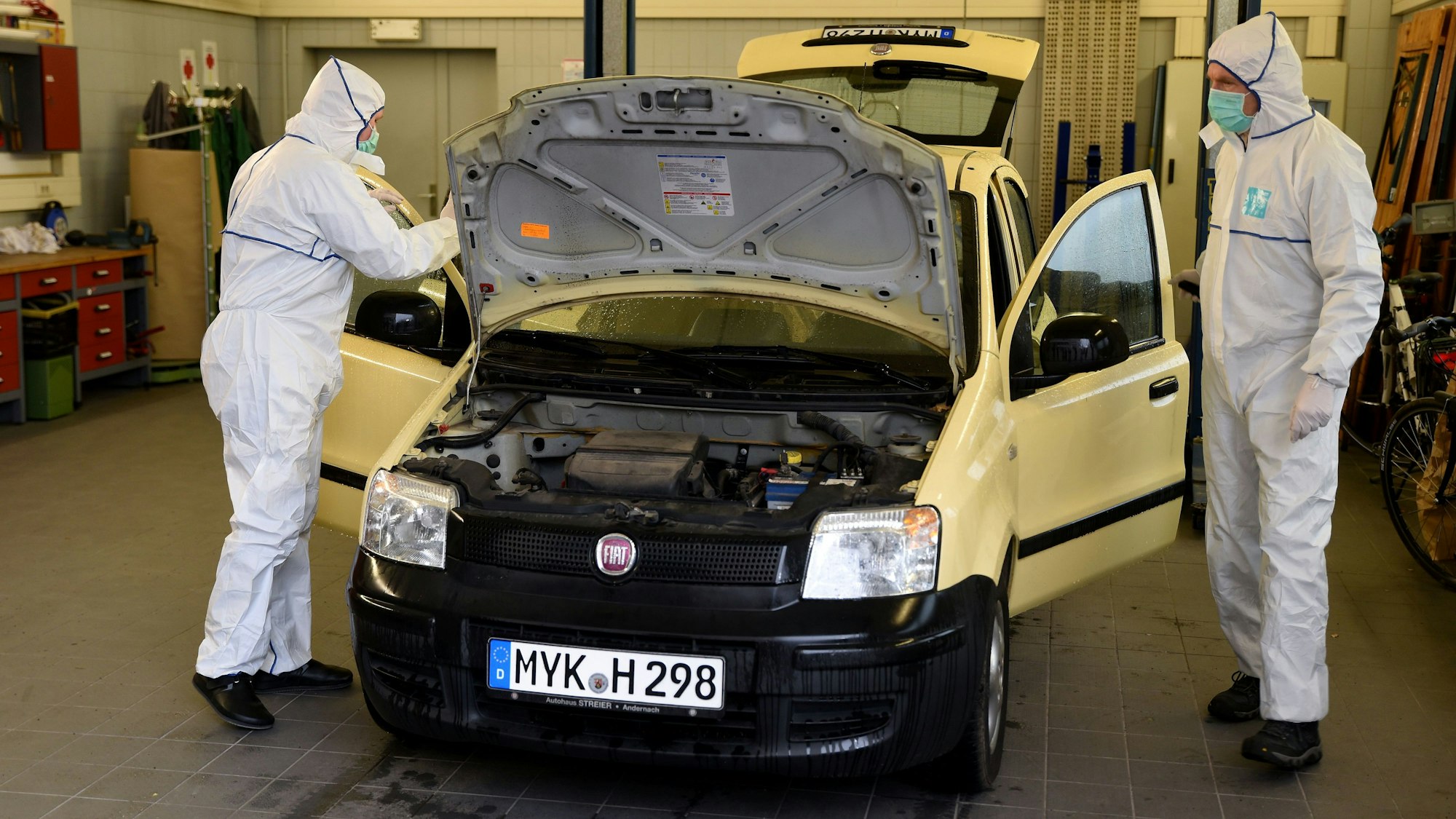 In diesem Fiat Panda wurde Silvia B. erschossen. Beamte der Spurensicherung untersuchten das Fahrzeug.