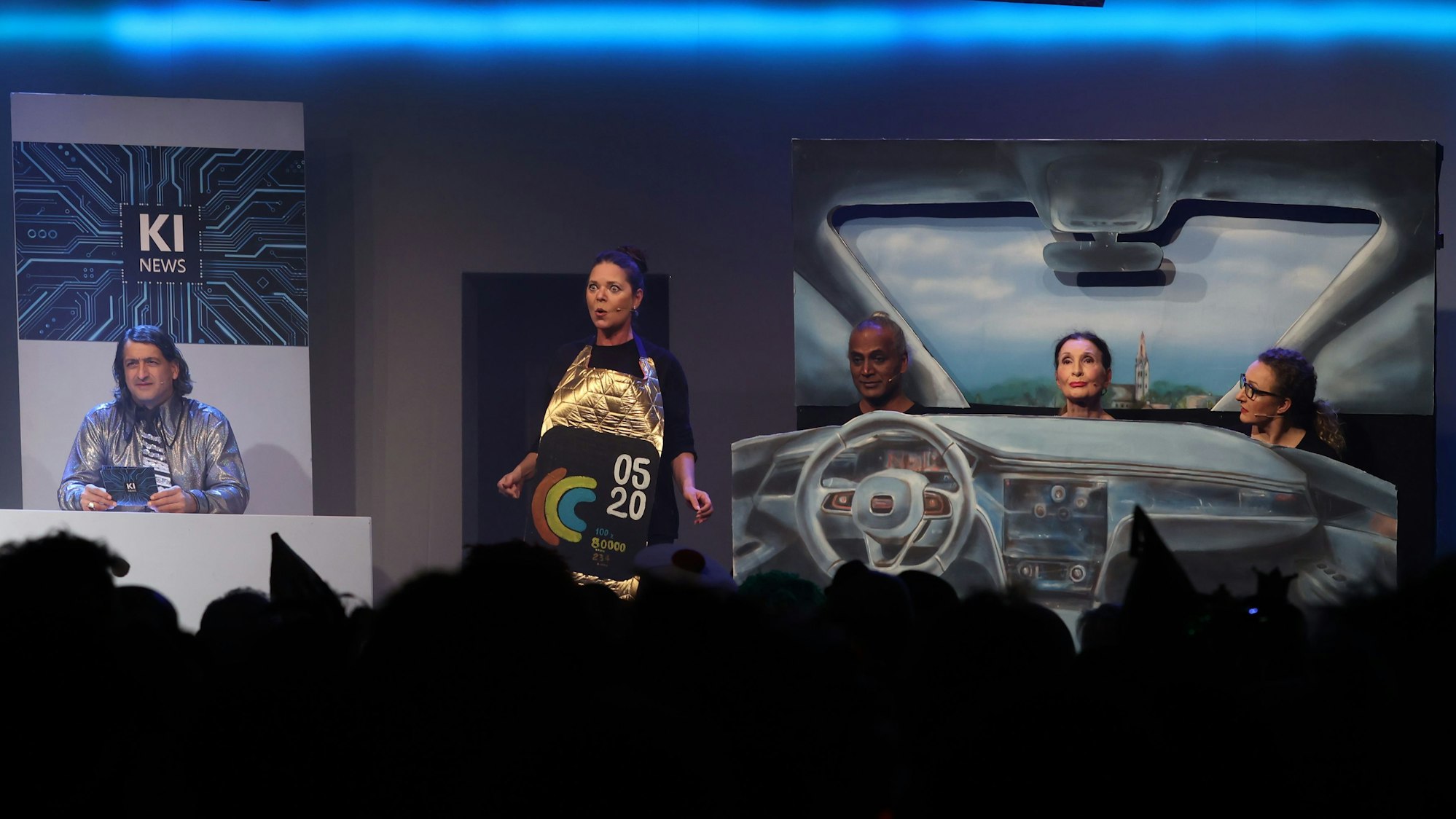 Menschen sitzen in einer Kulisse, die ein Auto darstellt.