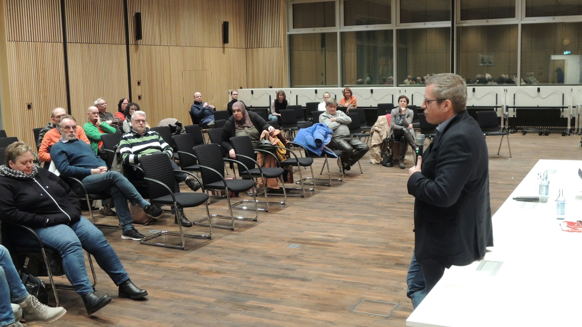 Im Ratssaal der Stadt wurde über die geplante Unterbringung von Flüchtlingen in Bedburg diskutiert.