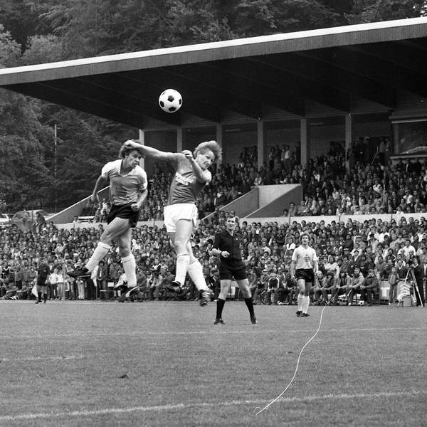 Auf der Schwarz-Weiß-Fotografie ist eine Spielszene zwischen dem Heidenheimer SB und Hertha BSC zu sehen. Zwei Spieler liefern sich in der Mitte ein Kopfballduell.