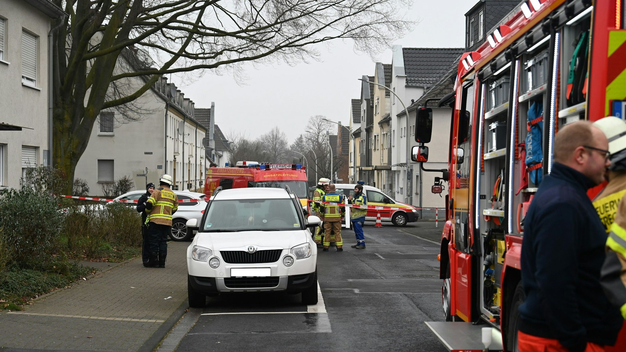 Auf dem Bild ist ein Feuerwehreinsatz zu sehen.