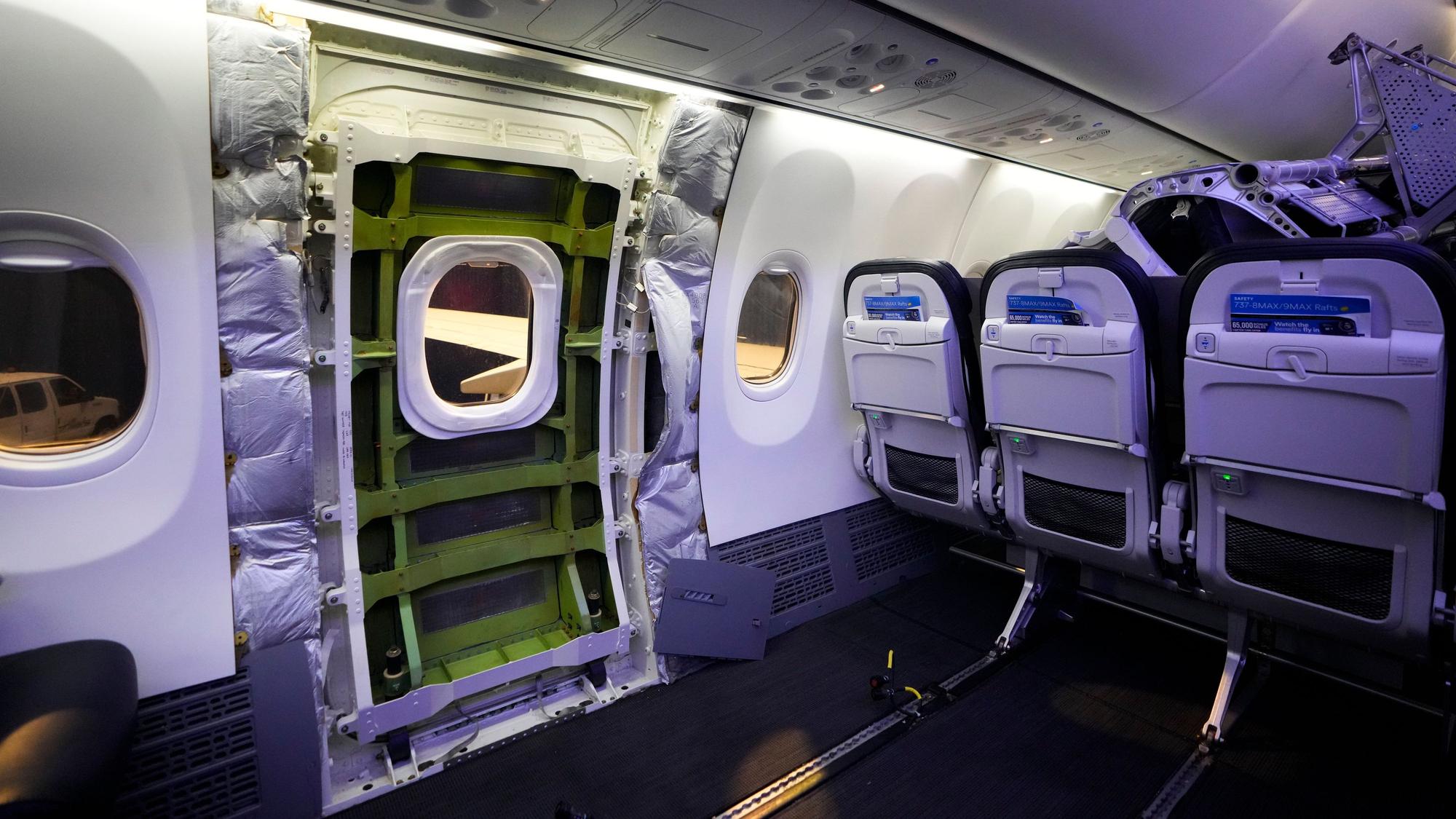 10.01.2024, USA, SeaTac: Ein Tür-Bereich einer Boeing 737 Max 9 der Alaska Airlines, der auf die Inspektion wartet, wird mit entfernter Verkleidung in den Einrichtungen der Fluggesellschaft am Seattle-Tacoma International Airport abgebildet. Foto: Lindsey Wasson/AP +++ dpa-Bildfunk +++