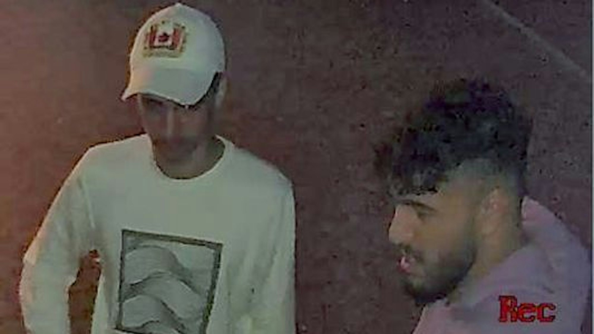 Zwei Männer sind auf einer Videoaufnahme zu sehen.