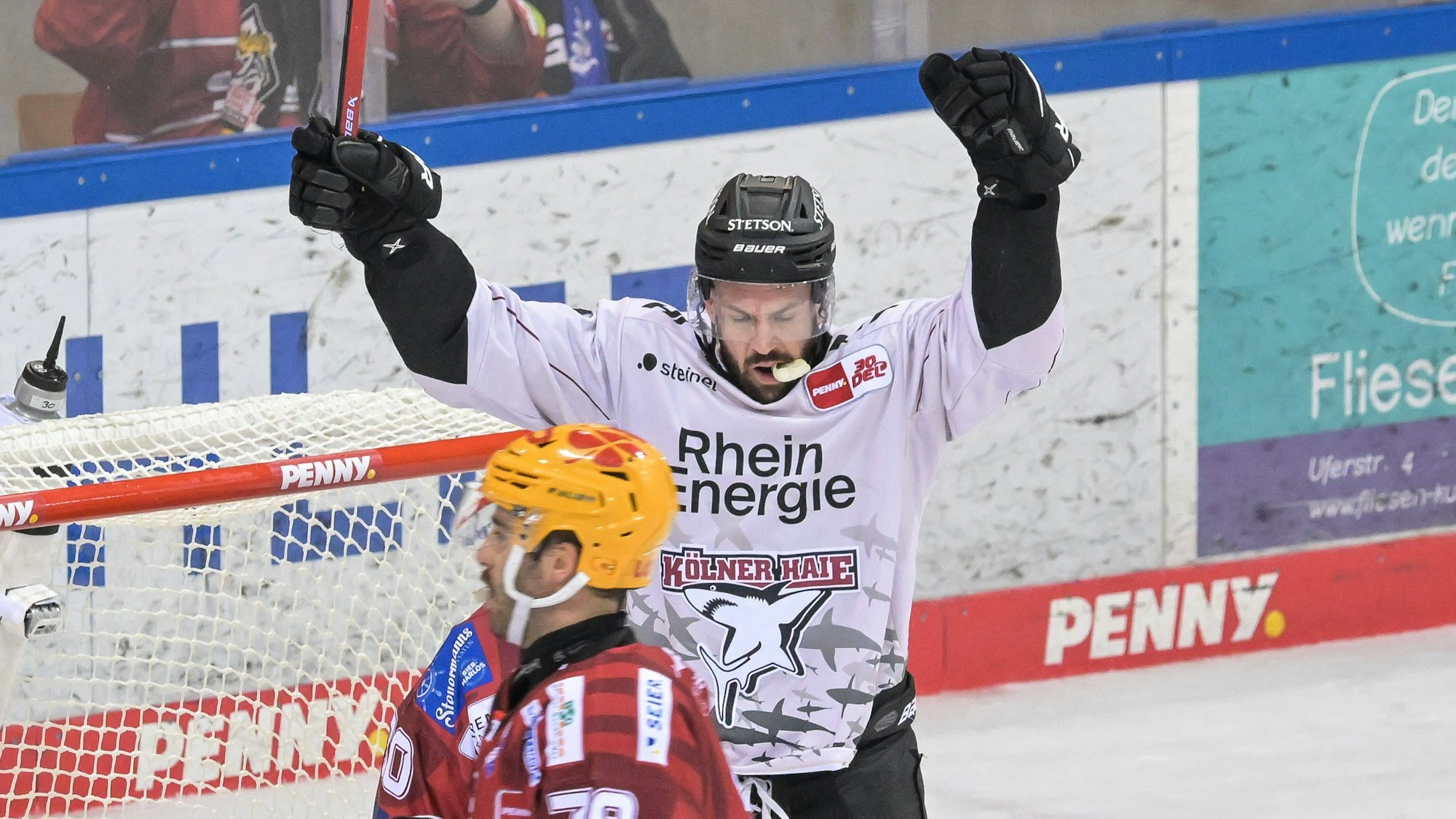 Jason Bast jubelt nach seinem Treffer zum zwischenzeitlichen 0:1.