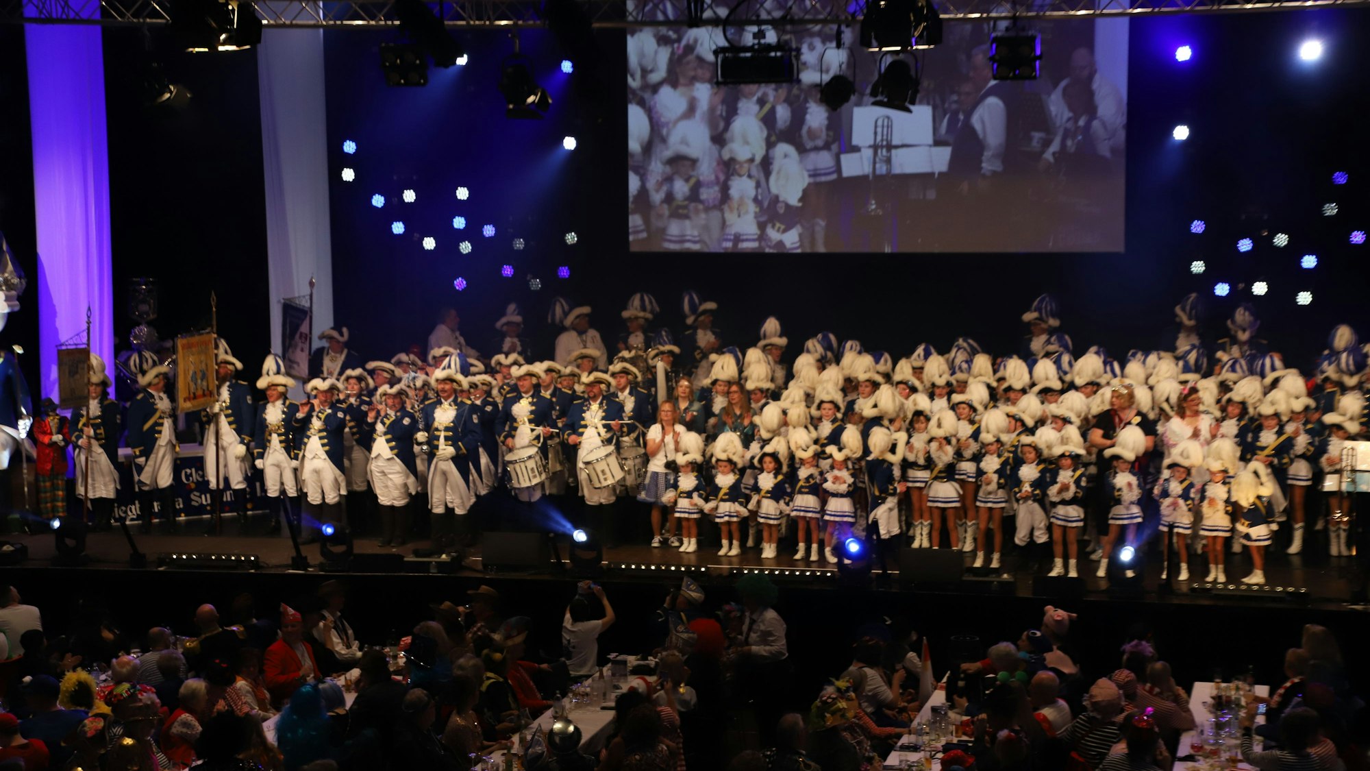 Die Siegburger Funken Blau-Weiss feierten im Rhein-Sieg-Forum ihr Finale unter anderem mit Kasalla.