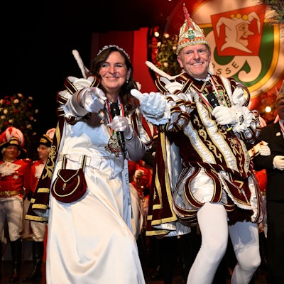 Das frisch proklamierte Bergisch Gladbacher Dreigestirn tanzt auf der Bühne des Bürgerhauses Bergsicher Löwe.