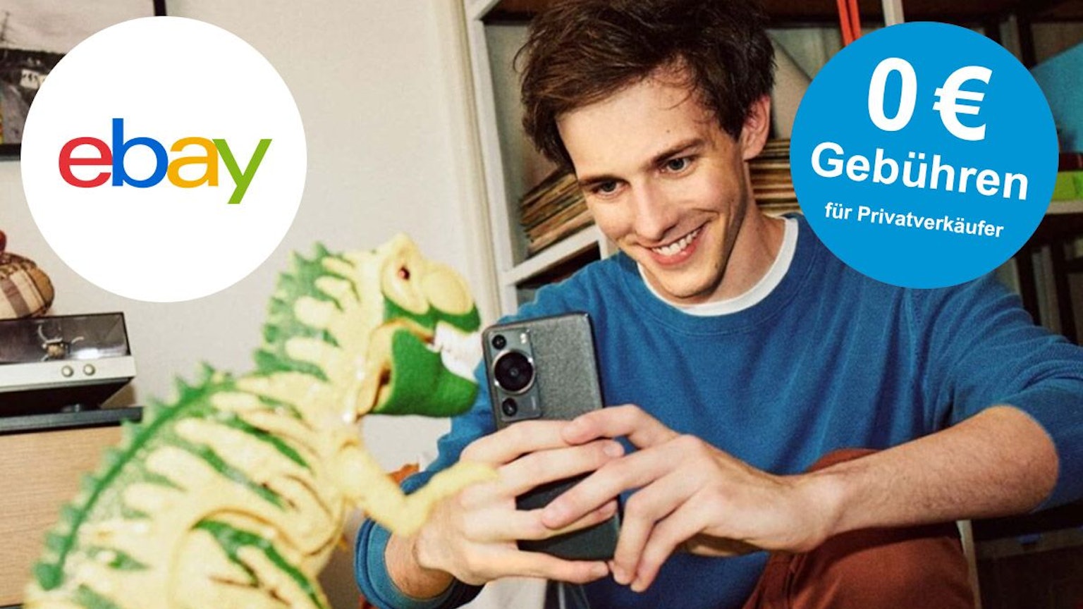 Junger Mann schießt mit dem Smartphone ein Bild von einem Spielzeug-Dinosaurier. Ebay Logo auf Bild.