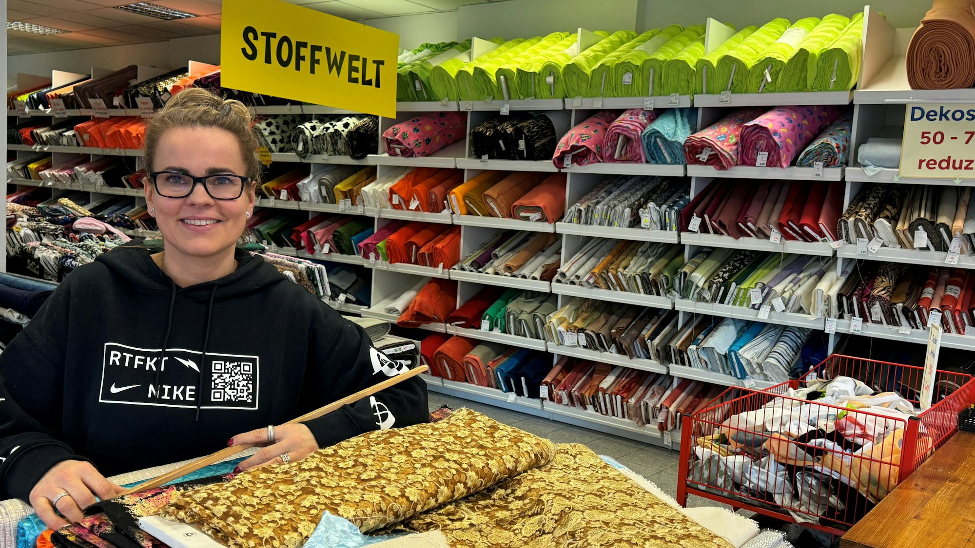 Frau in einem Stoffgeschäft