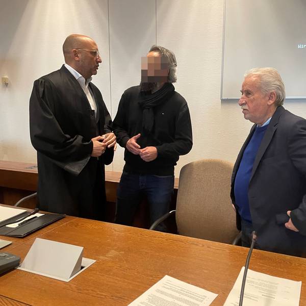Der Angeklagte mit Verteidiger Abdou Gabbar (l.) und Dolmetscher Bahadir Aksungur