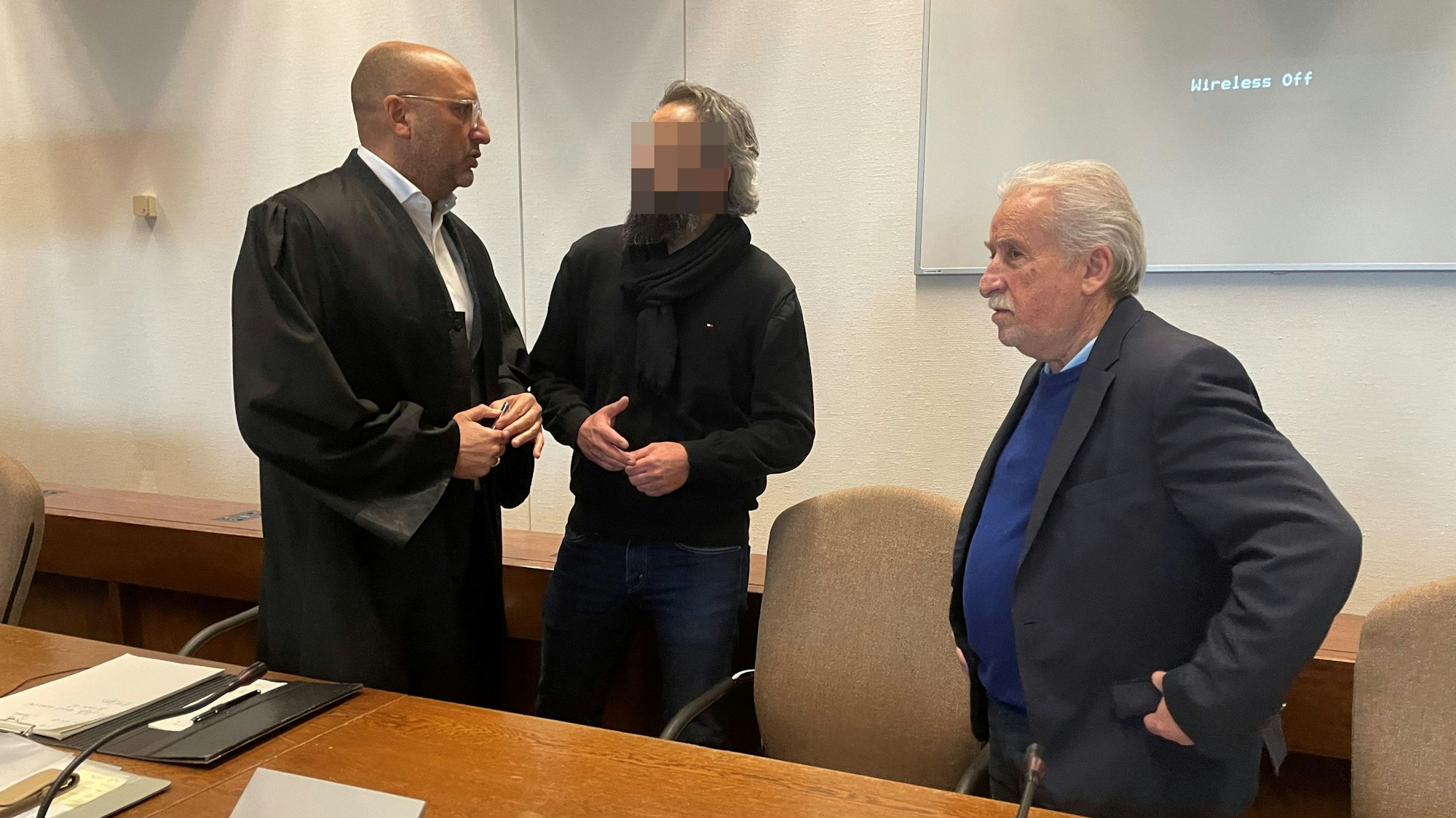 Der Ankeklagte mit Verteidiger Abdou Gabbar (l.) und Dolmetscher Bahadir Aksungur (r.).