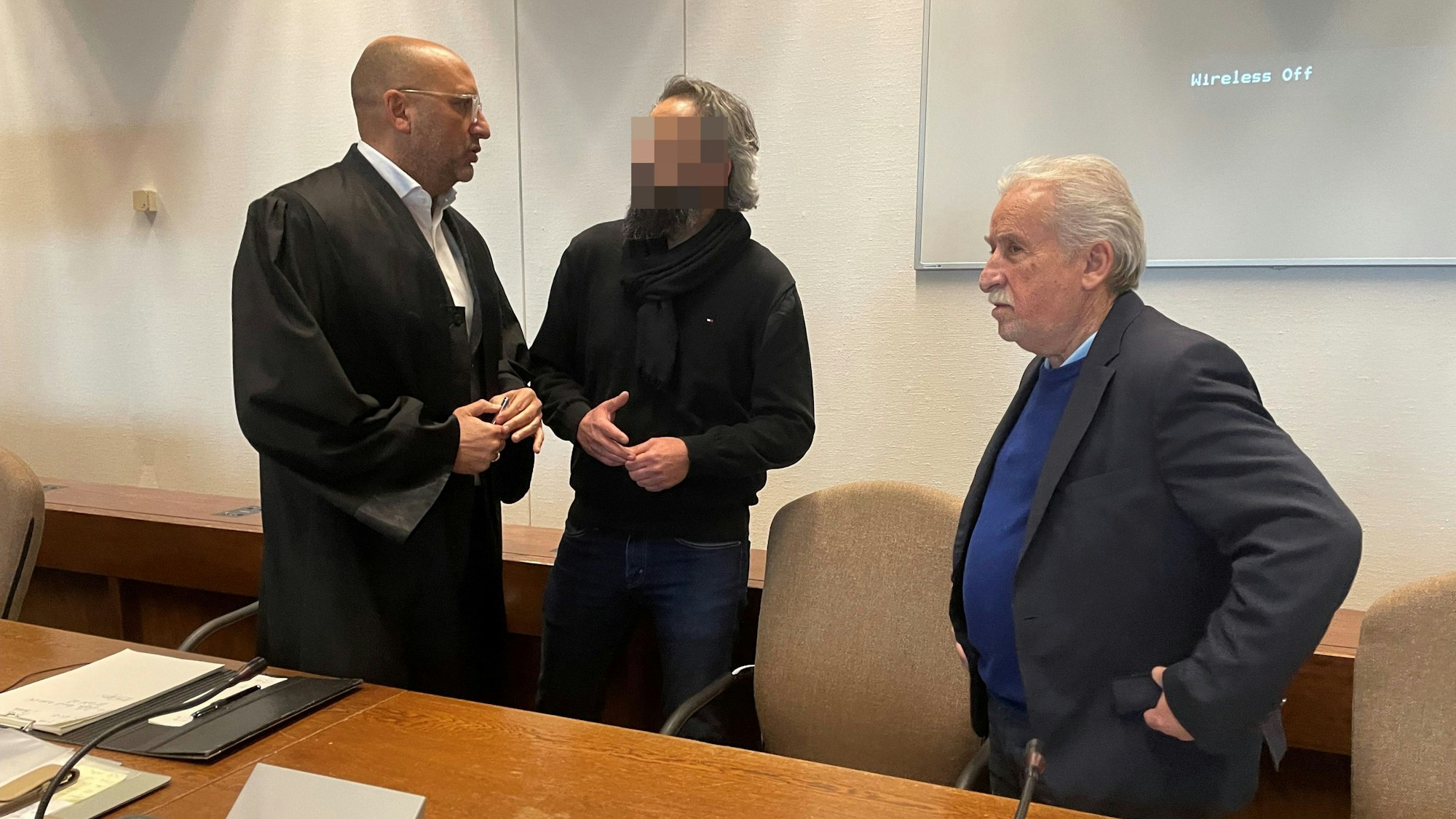 Der Angeklagte mit Verteidiger Abdou Gabbar und Dolmetscher Bahadir Aksungur.