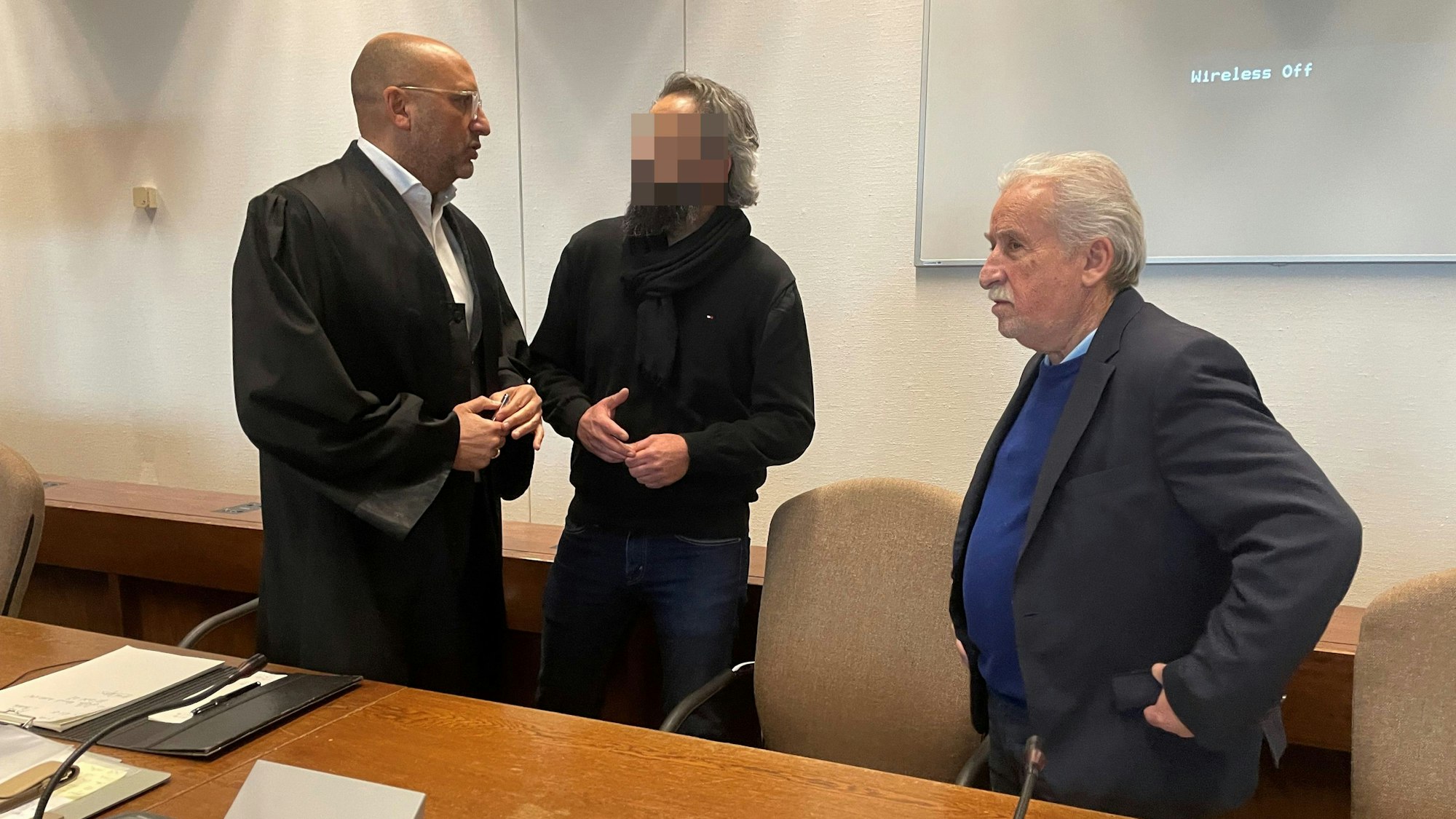 Der Angeklagte mit Verteidiger Abdou Gabbar (l.) und Dolmetscher Bahadir Aksungur