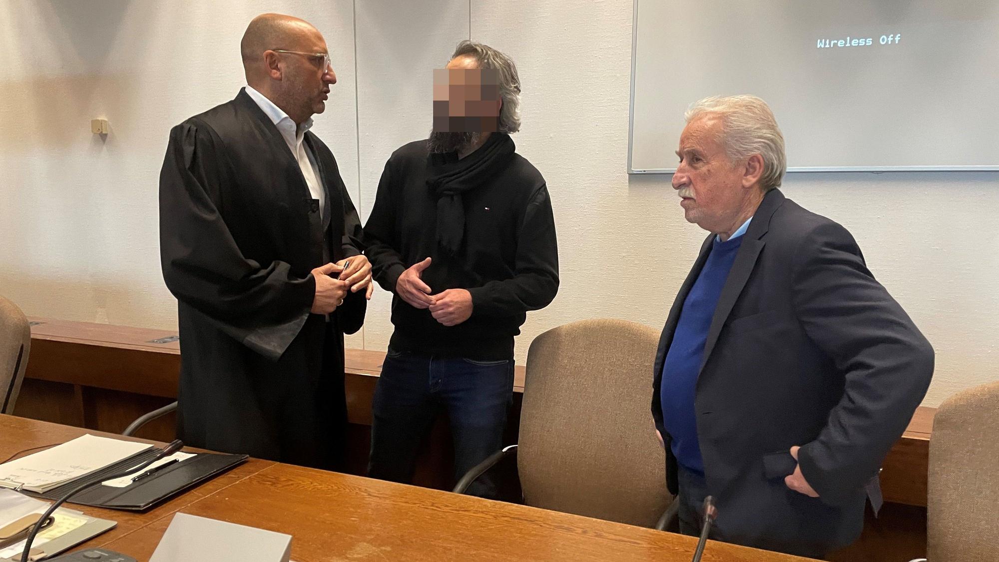 Der Angeklagte mit Verteidiger Abdou Gabbar und Dolmetscher Bahadir Aksungur im Landgericht Köln