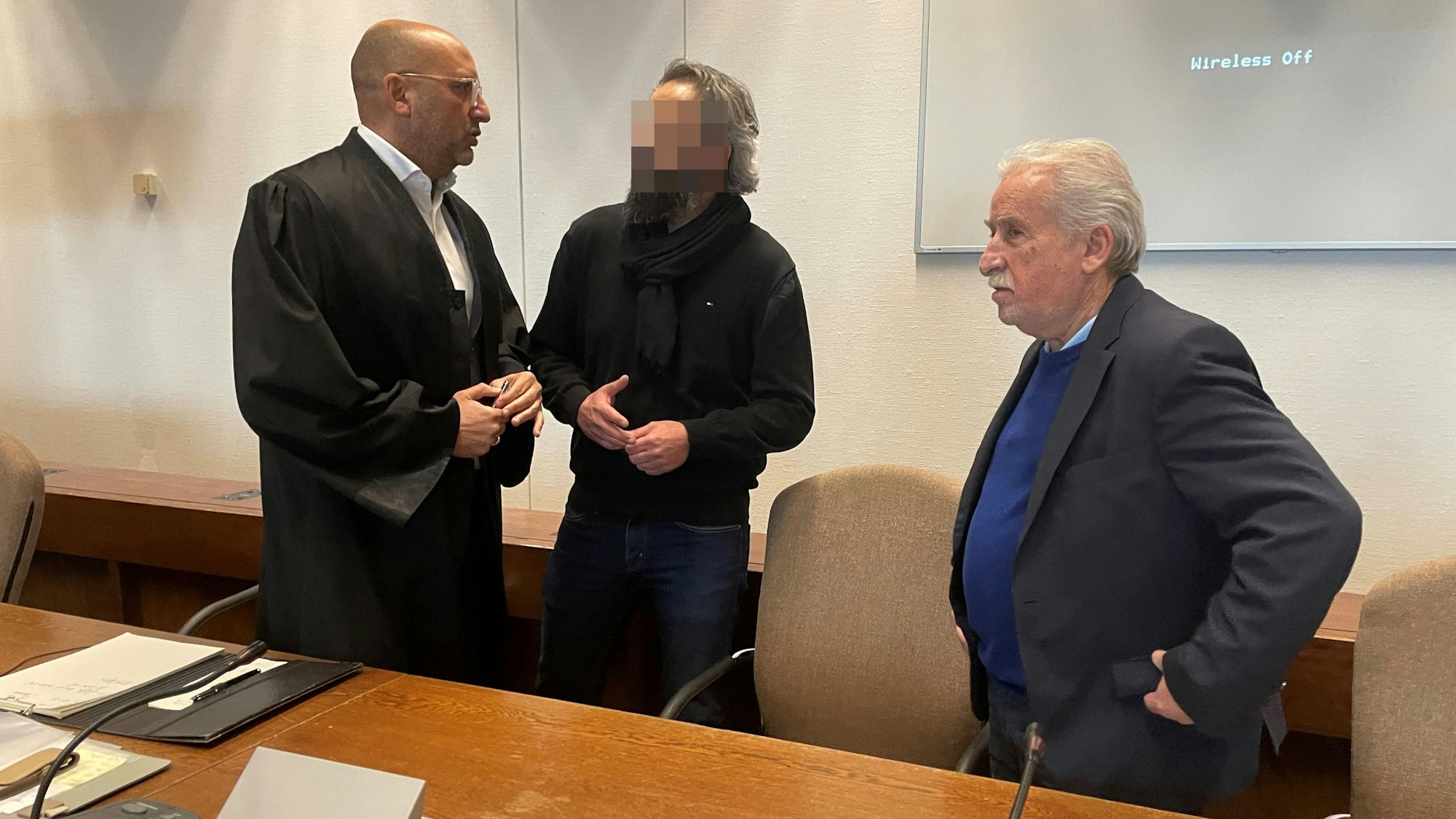 Der Angeklagte mit Verteidiger Abdou Gabbar und Dolmetscher Bahadir Aksungur im Landgericht Köln