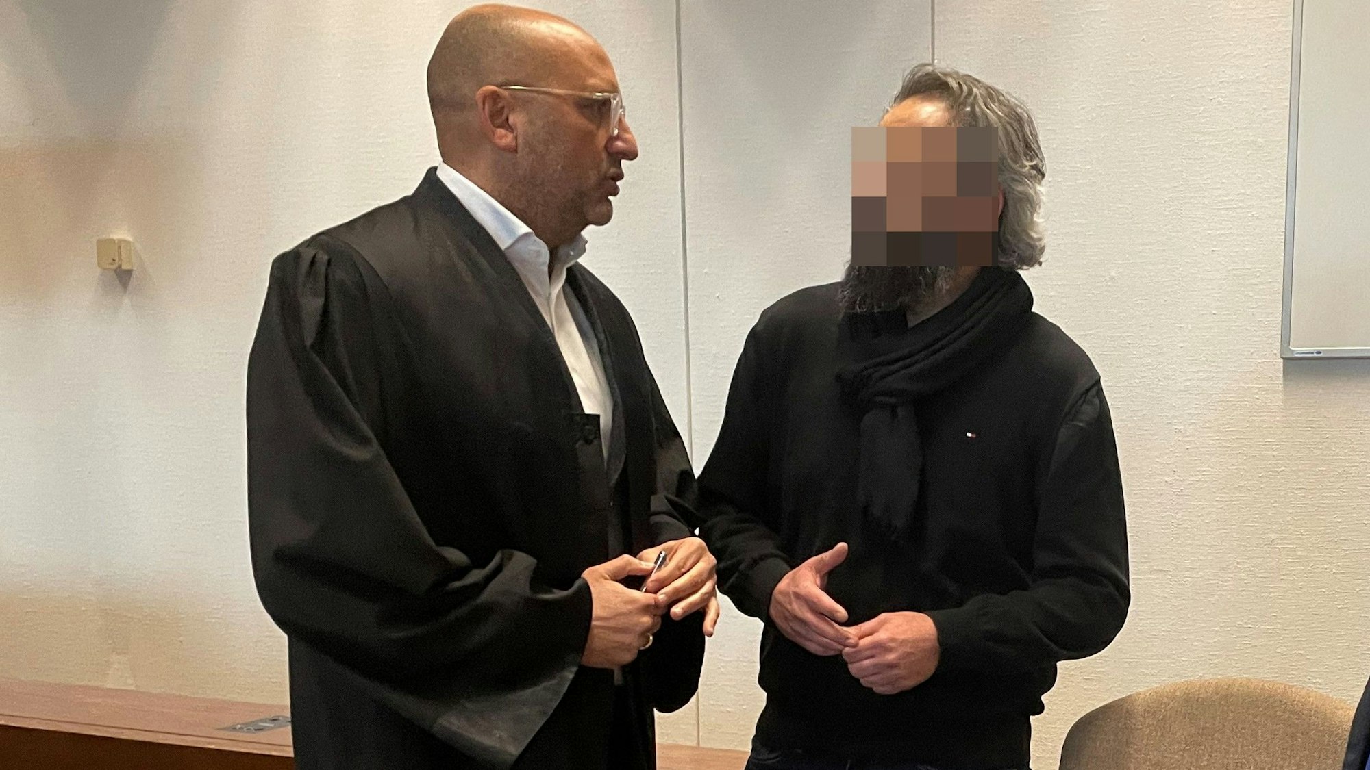 Der Angeklagte mit Verteidiger Abdou Gabbar (l.) beim Prozessauftakt im Landgericht.