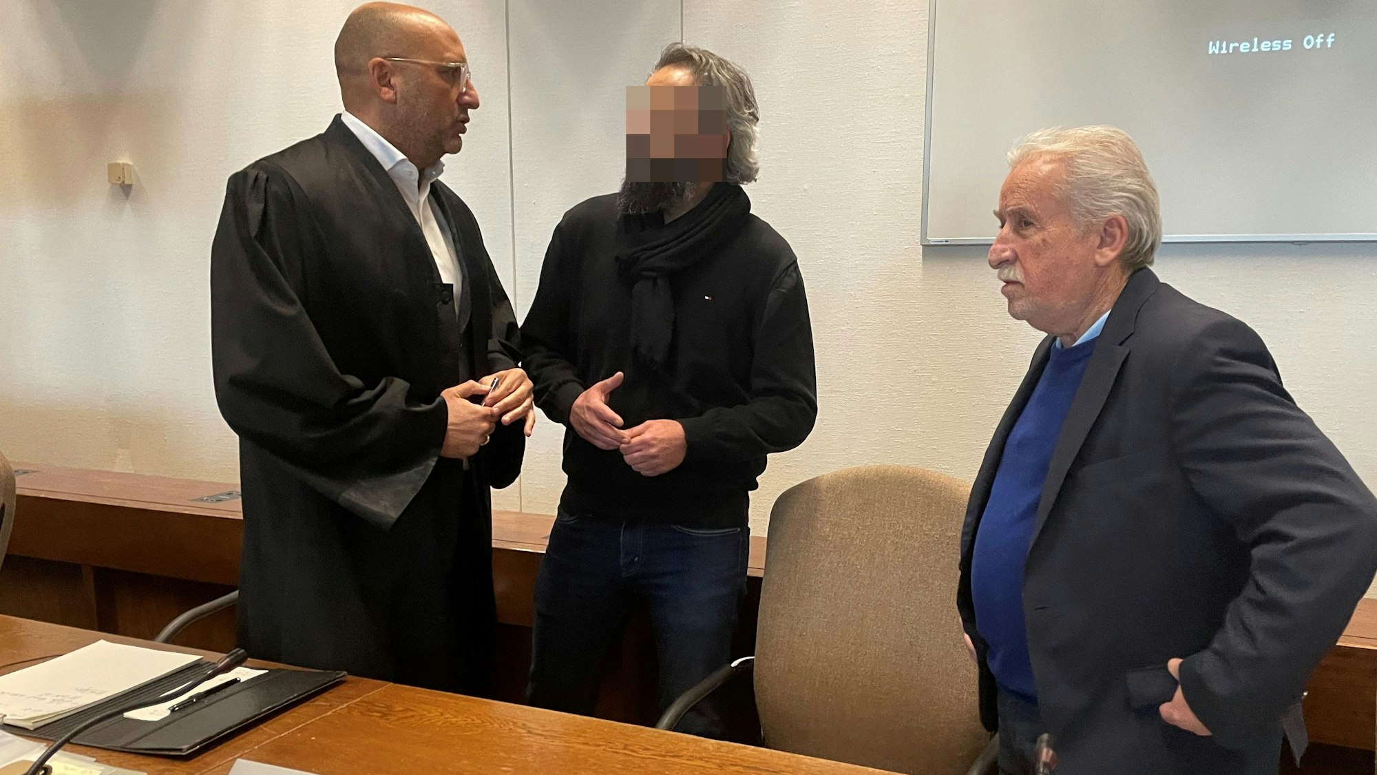 Der Angeklagte Mehmet B. zwischen Verteidiger Abdou Gabbar (l.) und Dolmetscher Bahadir Aksungur beim Prozessauftakt.
