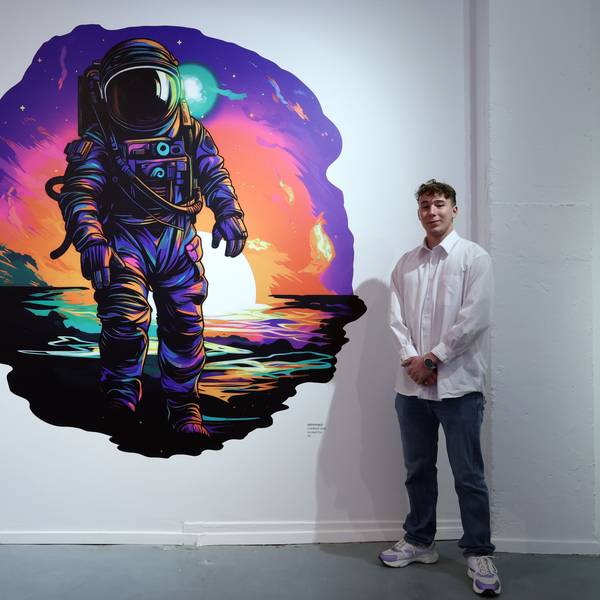 Zwei Meter hohes und breites gedrucktes Wandbild, das einen Astronauten abbildet.
