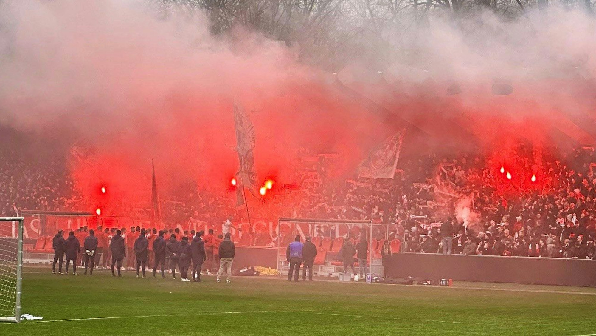Mehr als 1000 Fans besuchten am Freitagnachmittag das Abschlusstraining des 1. FC Köln vor dem Spiel gegen den 1. FC Heidenheim.