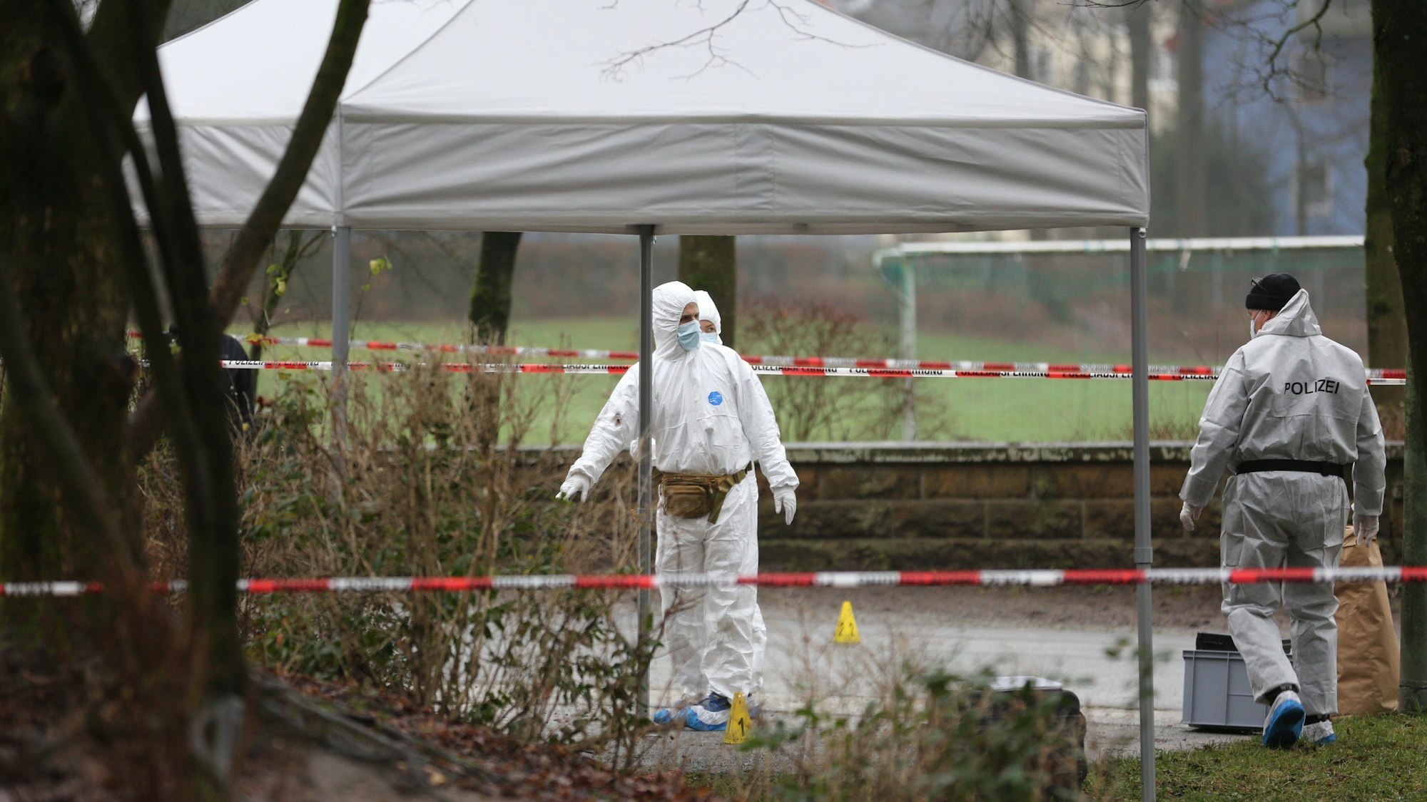 ARCHIV - 06.01.2024, Nordrhein-Westfalen, Bielefeld: Ein Spaziergänger hatte zuvor ein Tuch mit einer Nabelschnur gefunden und die Feuerwehr gerufen. Jetzt gibt es neue Hinweise. (zu dpa «Abgelegtes Neugeborenes in Bielefeld: Polizei findet Kleidungsstücke») Foto: Christian Müller/Westfalennews/dpa +++ dpa-Bildfunk +++