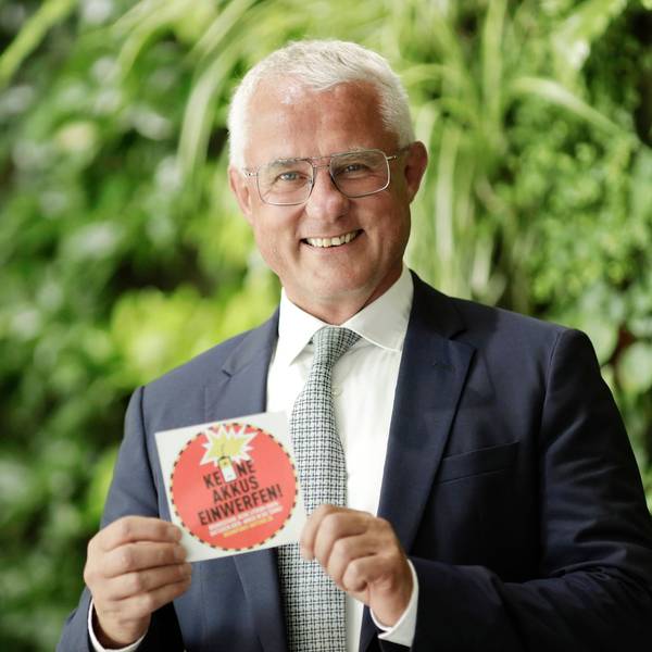 28.07.2020, Berlin, Deutschland - Pressekonferenz zum Auftakt der Kampagne Brennpunkt: Batterie - Ueber die Gefahren von falsch entsorgten Lithium-Ionen-Batterien. Foto: Peter Kurth, Praesident Bundesverband der Deutschen Entsorgungs-, Wasser- und Rohstoffwirtschaft e. V., BDE. *** 28 07 2020, Berlin, Germany Press conference at the start of the campaign Focus on Batteries About the dangers of incorrectly disposed of lithium ion batteries Photo Peter Kurth, President of the Federal Association of the German Waste Disposal, Water and Raw Materials Industry, BDE