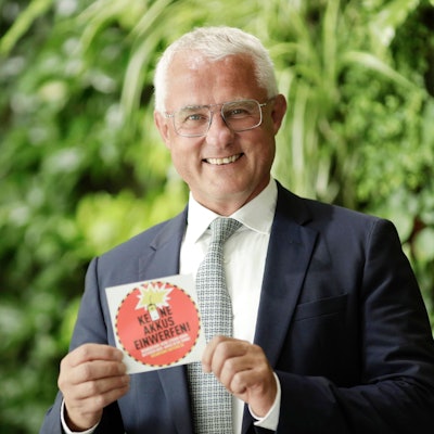 28.07.2020, Berlin, Deutschland - Pressekonferenz zum Auftakt der Kampagne Brennpunkt: Batterie - Ueber die Gefahren von falsch entsorgten Lithium-Ionen-Batterien. Foto: Peter Kurth, Praesident Bundesverband der Deutschen Entsorgungs-, Wasser- und Rohstoffwirtschaft e. V., BDE. *** 28 07 2020, Berlin, Germany Press conference at the start of the campaign Focus on Batteries About the dangers of incorrectly disposed of lithium ion batteries Photo Peter Kurth, President of the Federal Association of the German Waste Disposal, Water and Raw Materials Industry, BDE