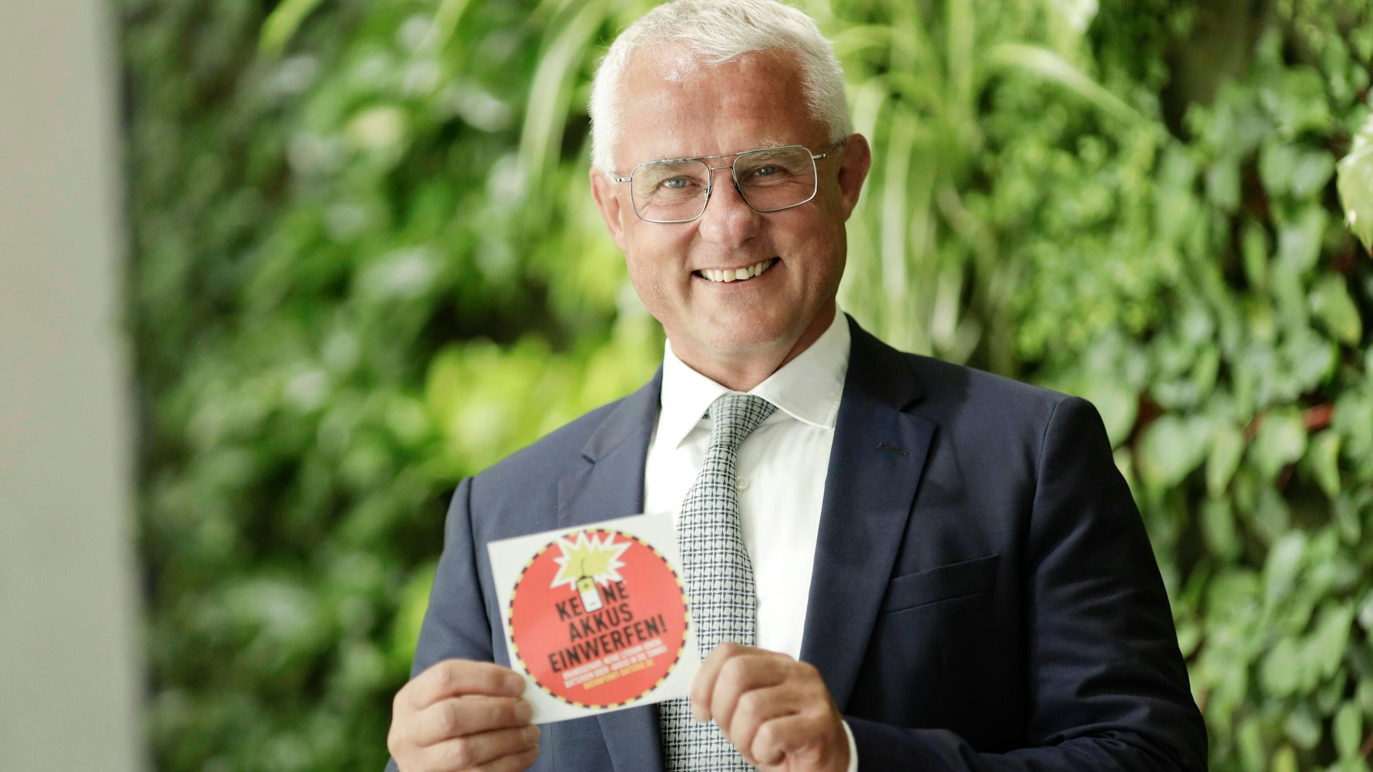28.07.2020, Berlin, Deutschland - Pressekonferenz zum Auftakt der Kampagne Brennpunkt: Batterie - Ueber die Gefahren von falsch entsorgten Lithium-Ionen-Batterien. Foto: Peter Kurth, Praesident Bundesverband der Deutschen Entsorgungs-, Wasser- und Rohstoffwirtschaft e. V., BDE. *** 28 07 2020, Berlin, Germany Press conference at the start of the campaign Focus on Batteries About the dangers of incorrectly disposed of lithium ion batteries Photo Peter Kurth, President of the Federal Association of the German Waste Disposal, Water and Raw Materials Industry, BDE