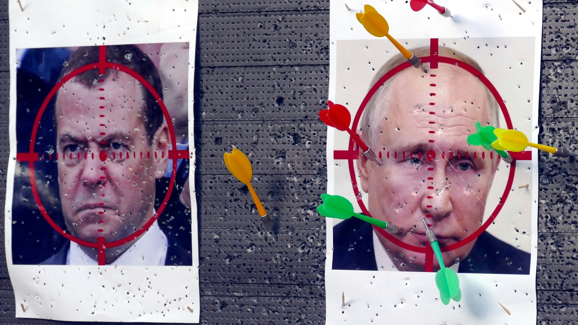 Fotos von Dmitri Medwedew und Wladimir Putin hängen bei einem Darts-Turnier in Odessa als Zielscheiben an der Wand. Putin erklärte kürzlich, Odessa sei „eine russische Stadt“, vor Ort sieht man das offenbar anders. (Archivbild)