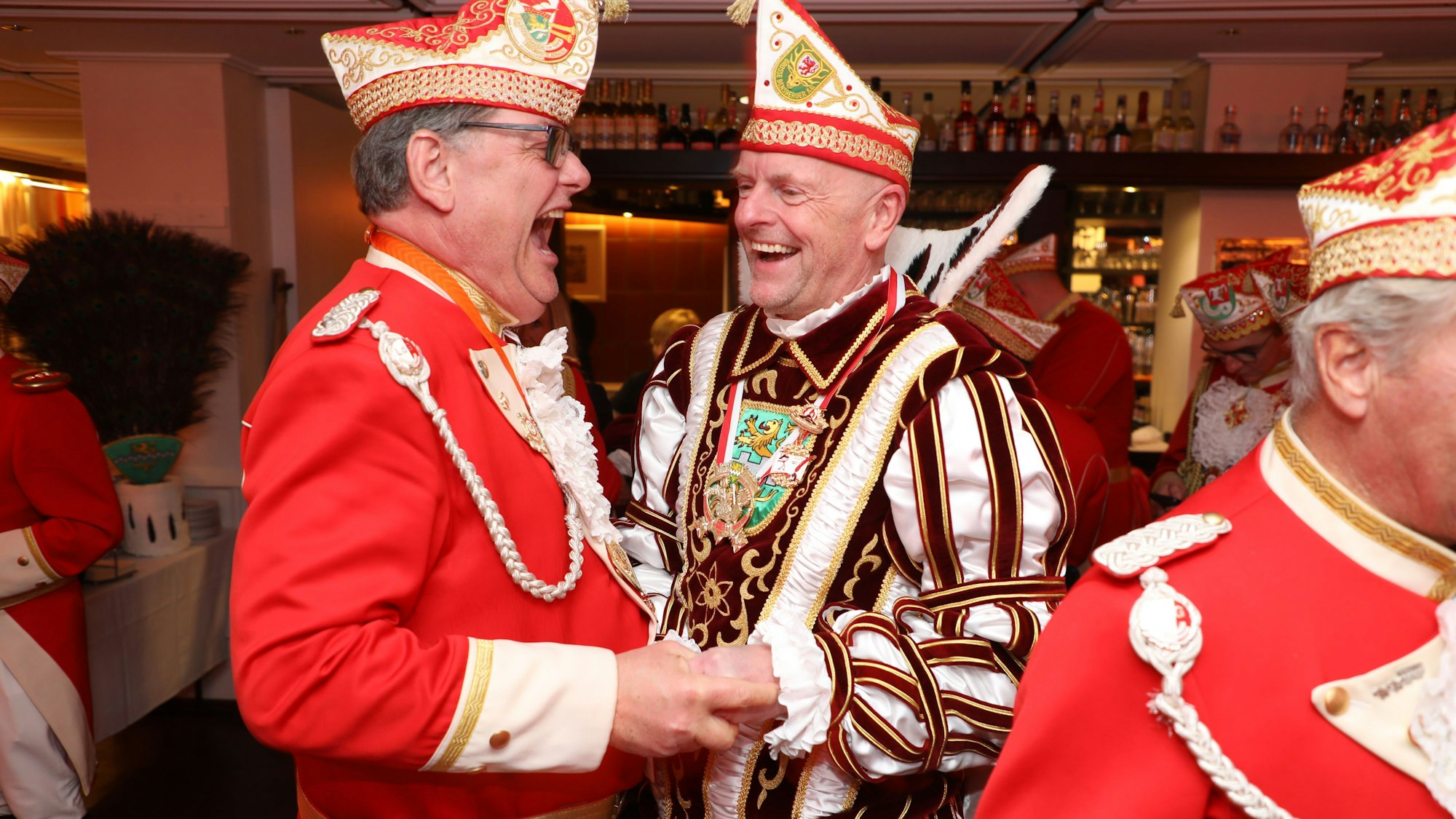 Ein Prinzengardist nimmt Prinz Andreas I. in den Arm.