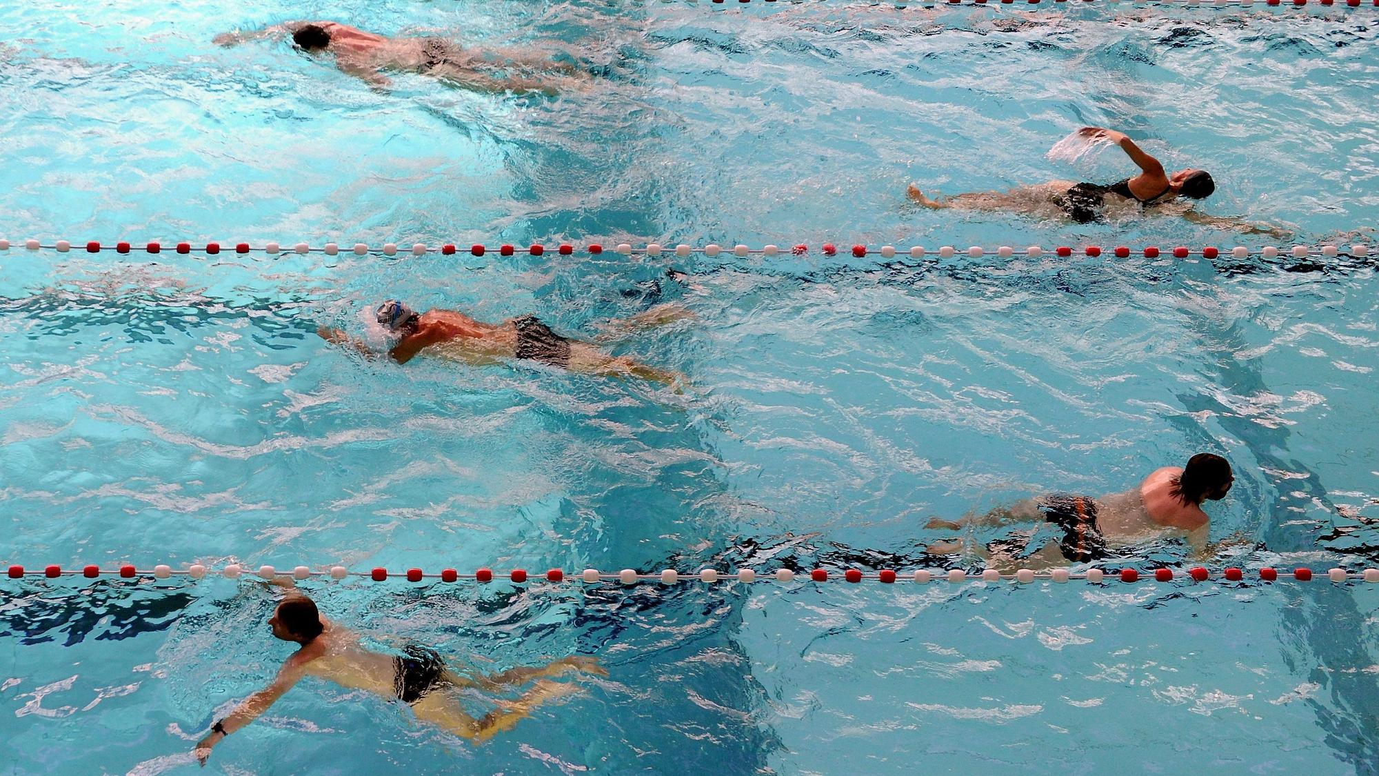 Schwimmer ziehen Bahnen.