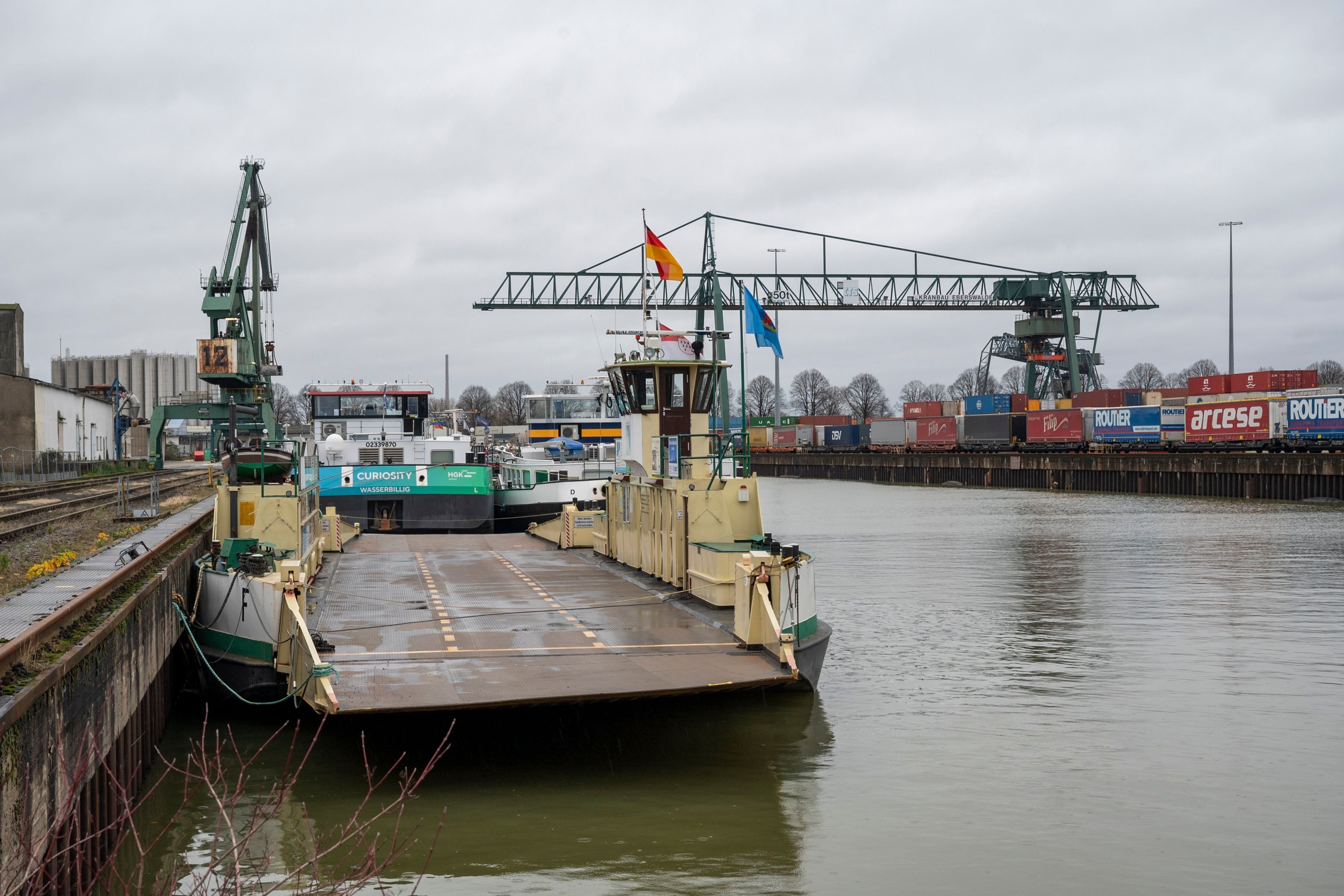 Das Fährschiff Fritz Middelanis wurde nach der Havarie in den Niehler Hafen gezogen.