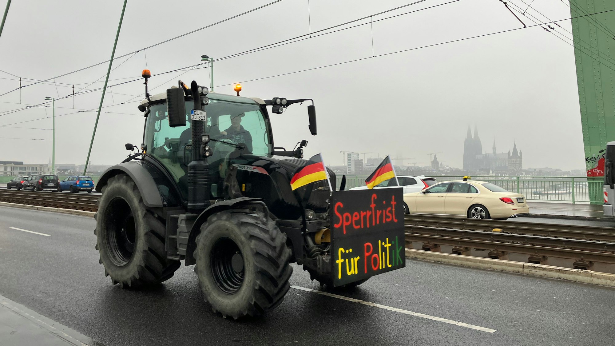 Diverse Traktoren rollten über die Kölner Brücke.