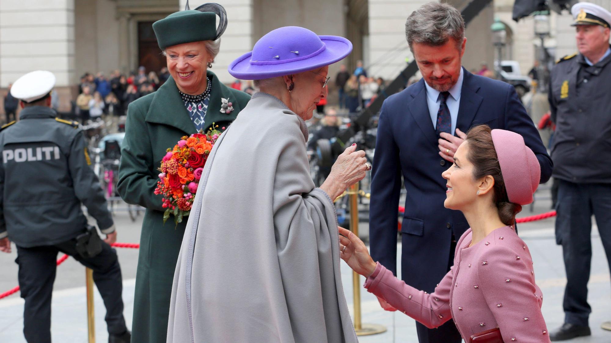 Kronprinzessin Mary knickst vür ihrer Schwiegermutter.