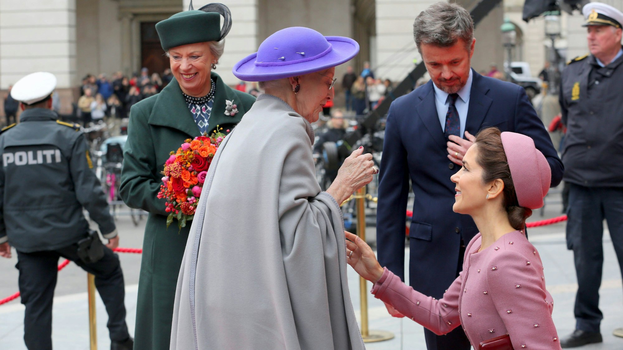 Kronprinzessin Mary knickst vür ihrer Schwiegermutter.