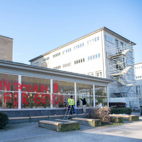 Das Gebäude der Albert-Magnus-Universität wurde mit roter Farbe beschmiert.