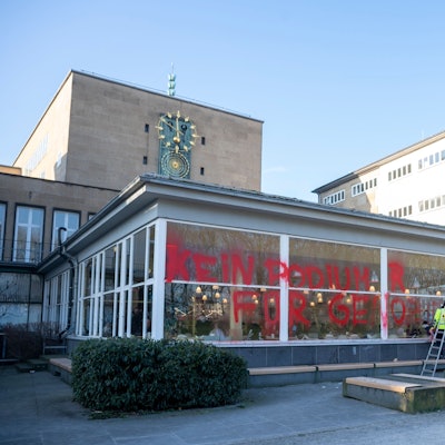 Das Gebäude der Albert-Magnus-Universität wurde mit roter Farbe beschmiert.