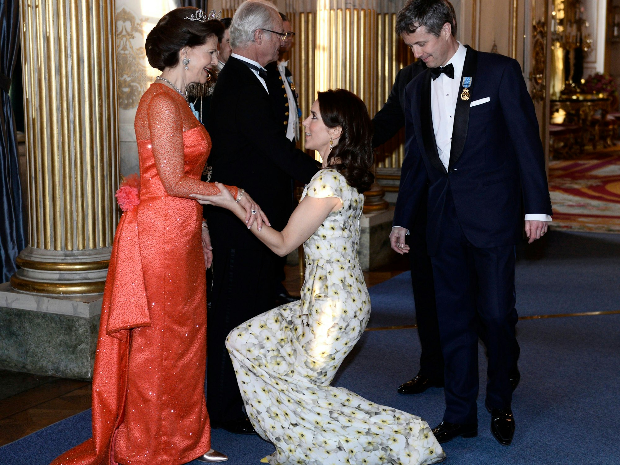 Kronprinzessin Mary knickst gekonnt vor Königin Silvia von Schweden.