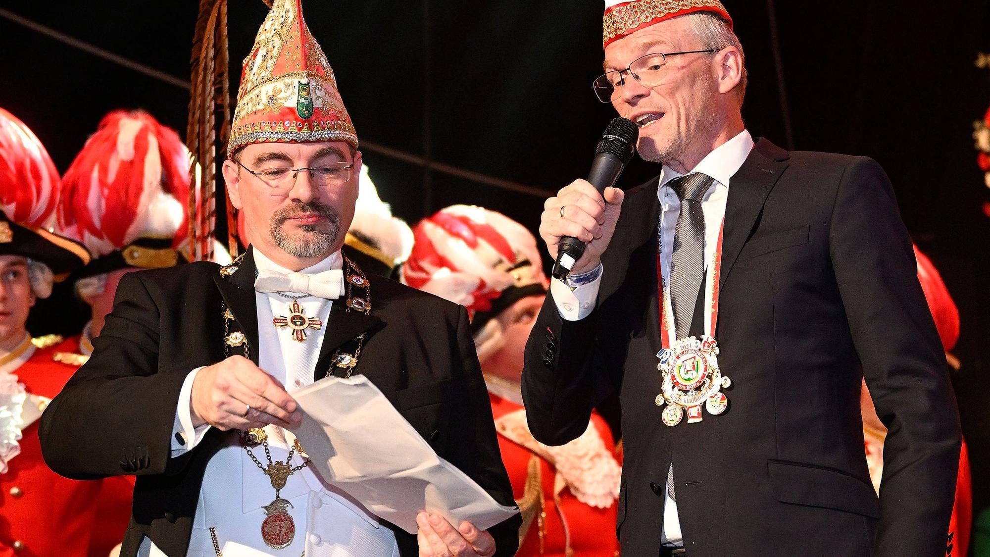 Präsident Alexander Pfister hält ein Textblatt für Bürgermeister Frank Stein