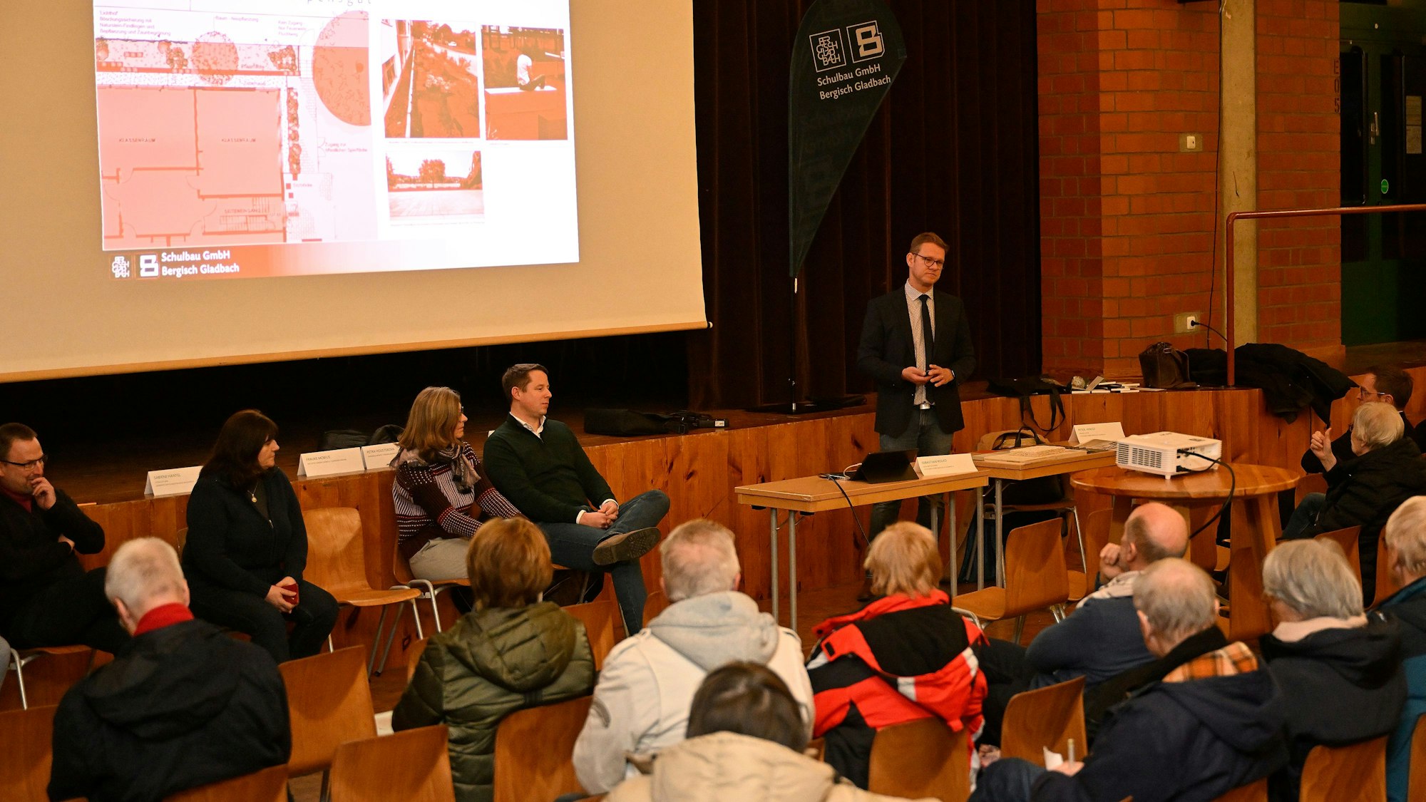 Das Foto zeigt die Bürgerversammlung zum Ausbau des Schulzentrums Im Kleefeld