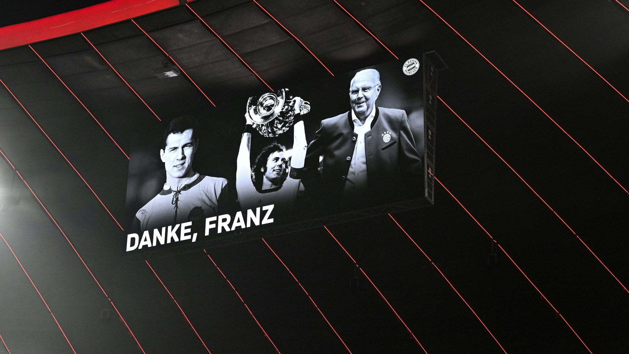 Bundesliga, Bayern München - TSG 1899 Hoffenheim, 17. Spieltag in der Allianz Arena, die Anzeigetafel im Stadion zeigt Fotos des verstorbenen Franz Beckenbauer mit den Worten «Danke, Franz» vor dem Spiel.