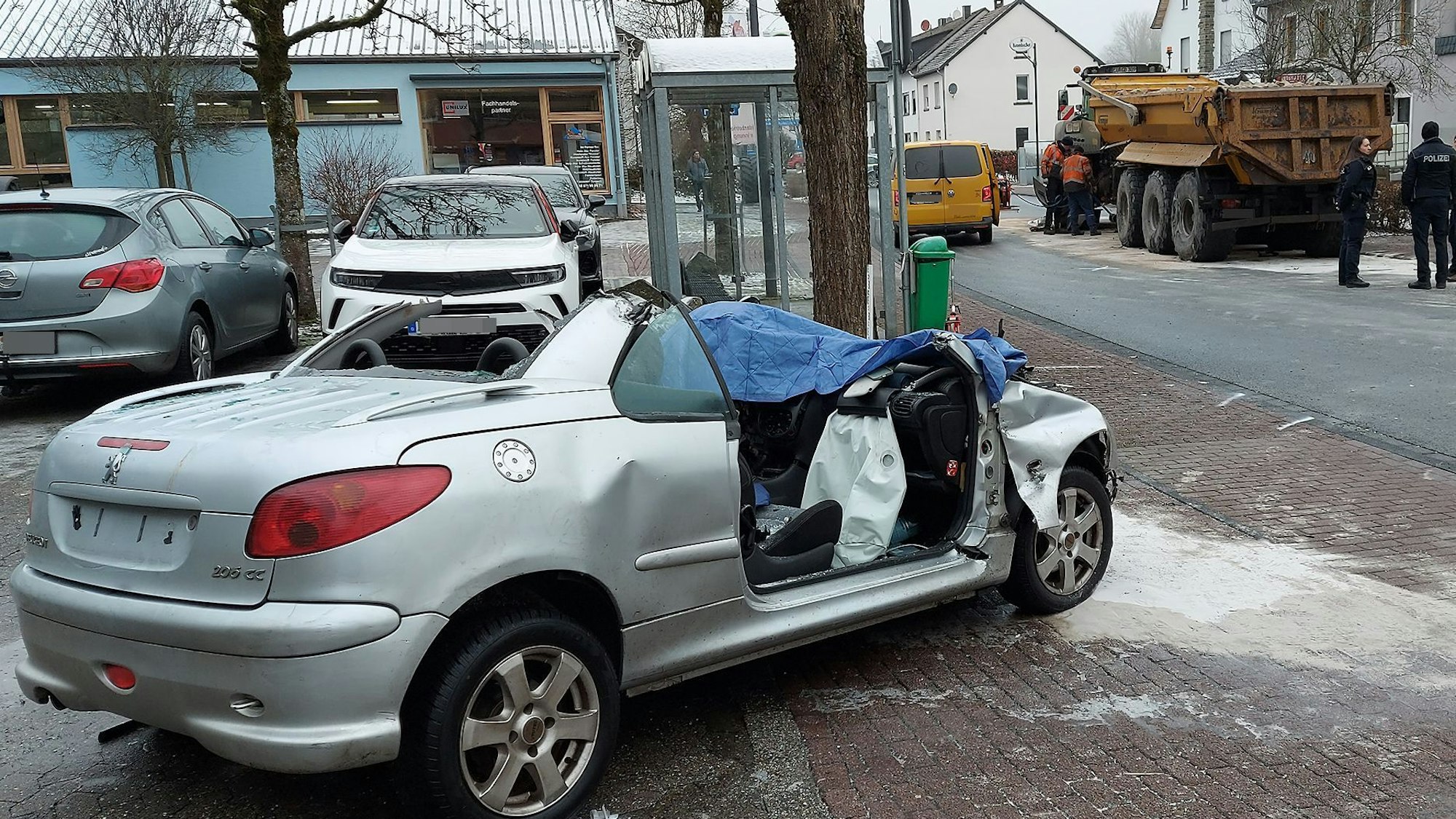 Tödlich verletzt wurde eine Autofahrerin aus Dahlem bei einem Verkehrsunfall in Stadtkyll, als ihr Fahrzeug mit einem entgegenkommenden Traktor kollidierte.