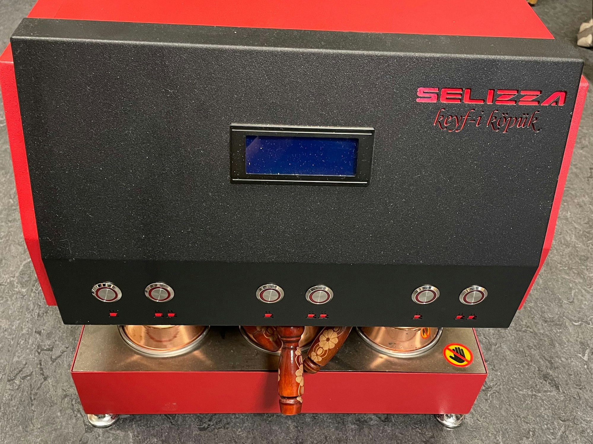 Eine rote Kaffeemaschine