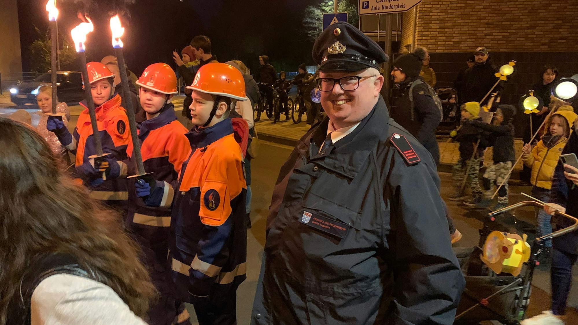 Landtagsabgeordneter Sascha Lienesch auf dem Martinsumzug 2023 in Sankt Augustin-Niederpleis.