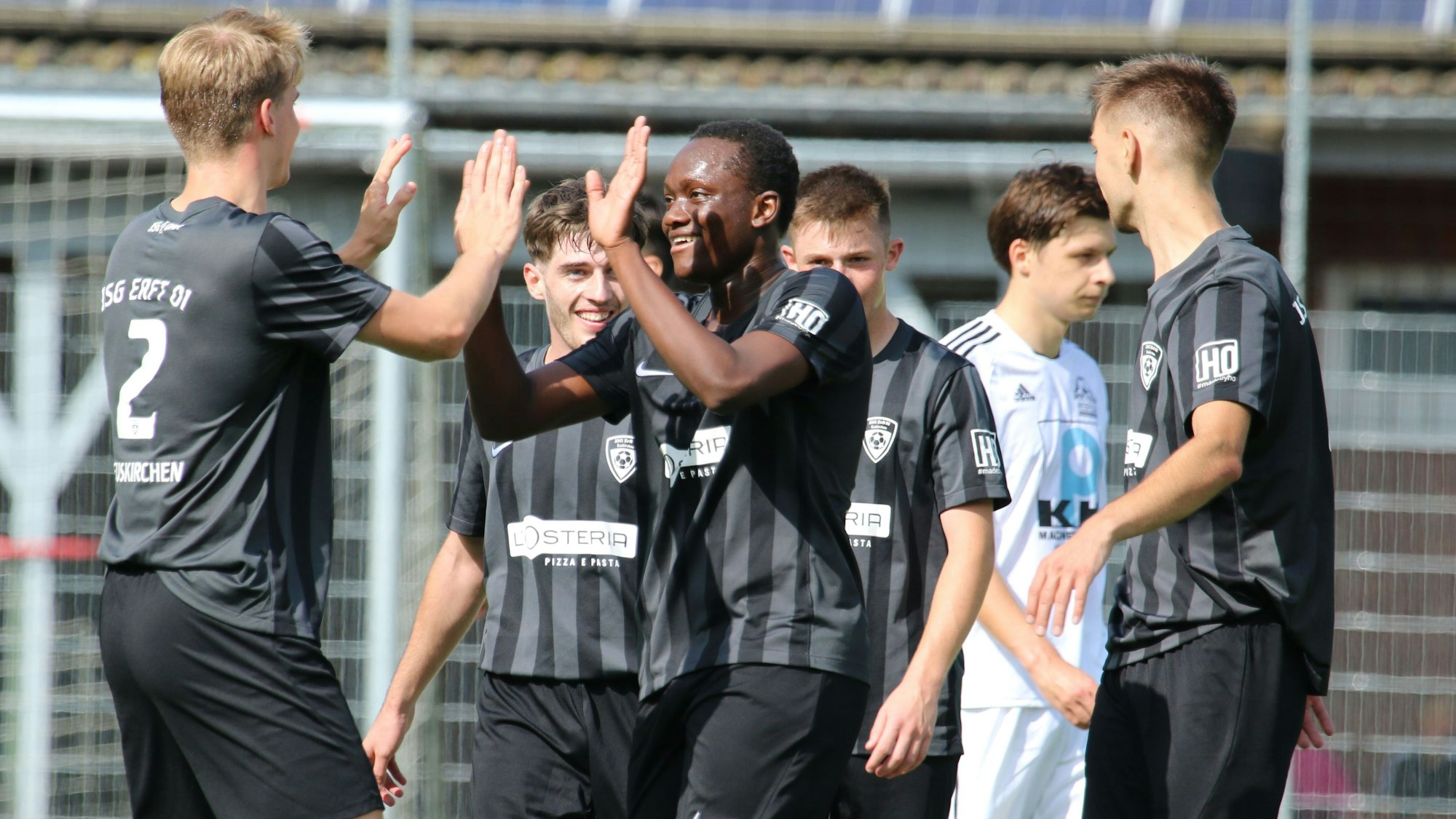 Die Spieler der JSG Erft klatschen sich nach einem Tor gegen Nierfeld ab.
