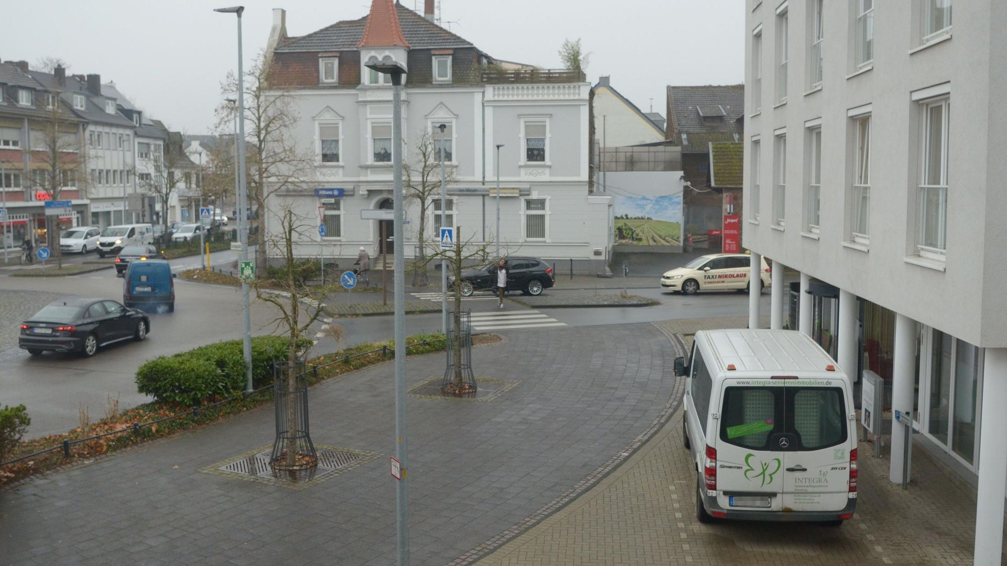 Die Übersicht zeigt das Seniorenheim samt Gehweg, der an den Kreisverkehr Europaplatz grenzt, und im Hintergrund die Einfahrt in die Gerberstraße.